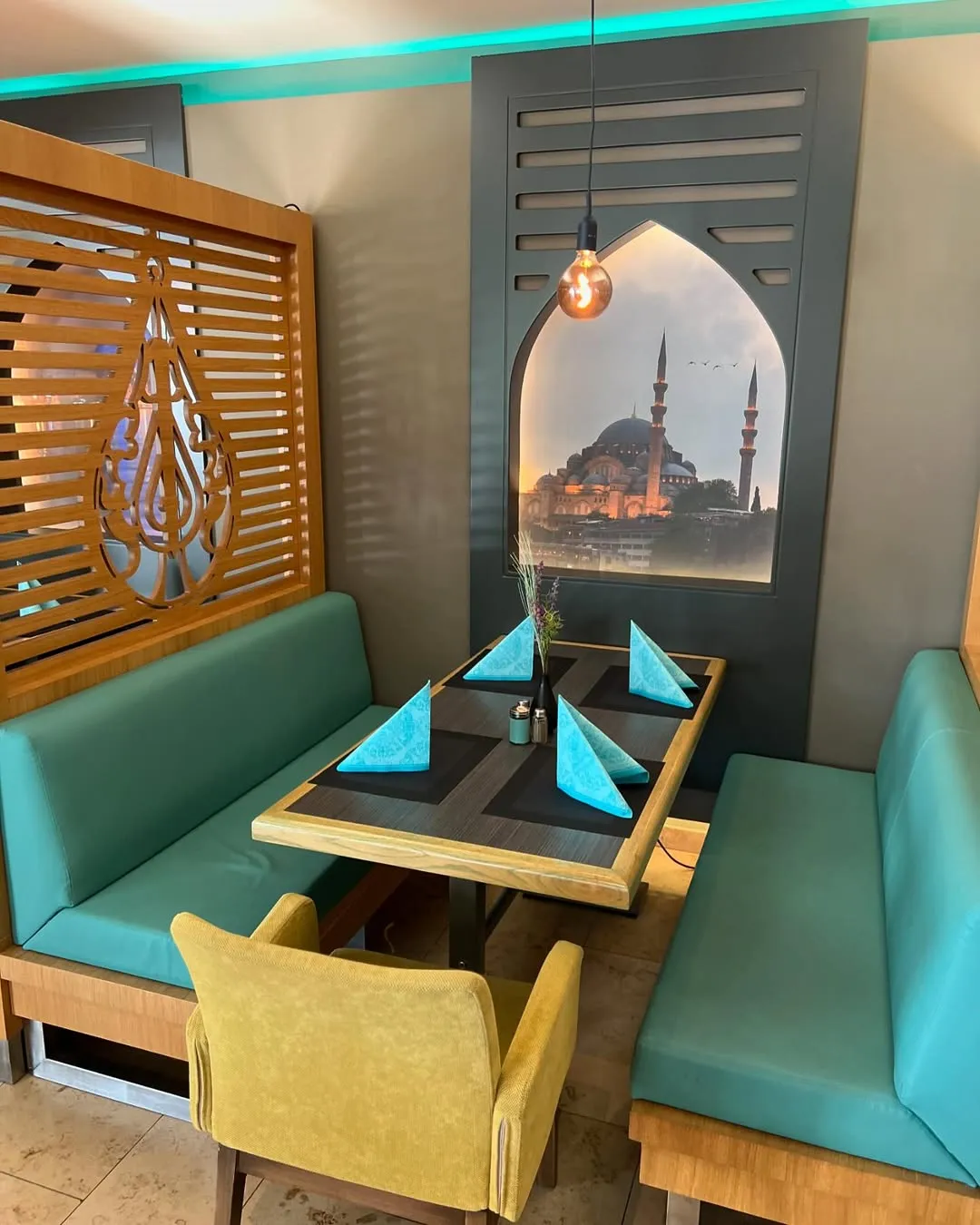 Booth mit Moschee-Mural