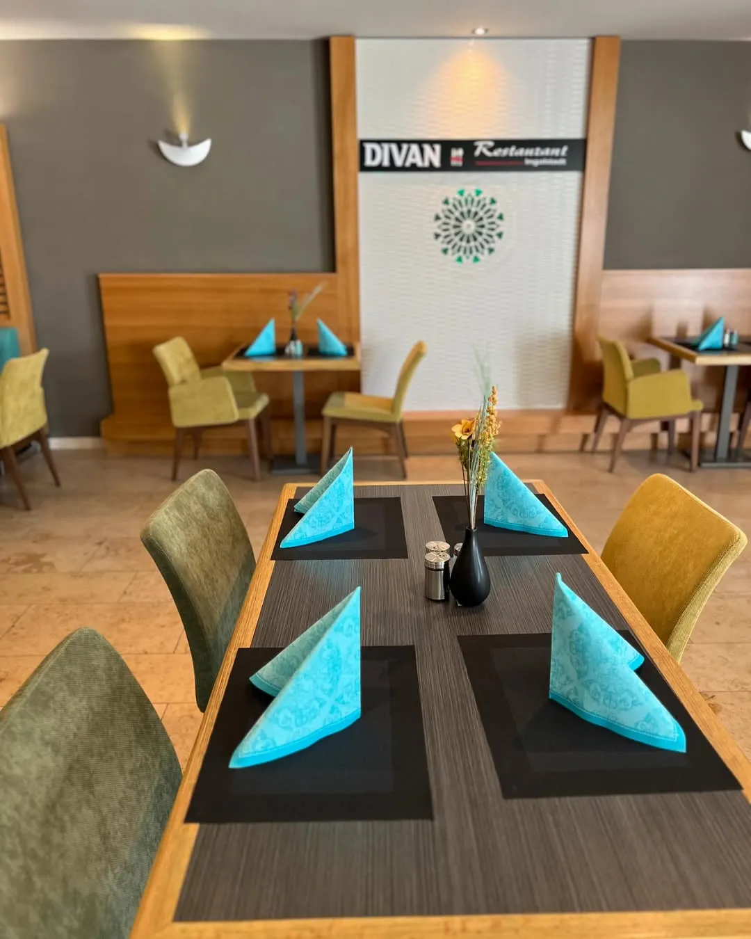 Divan Restaurant Schild