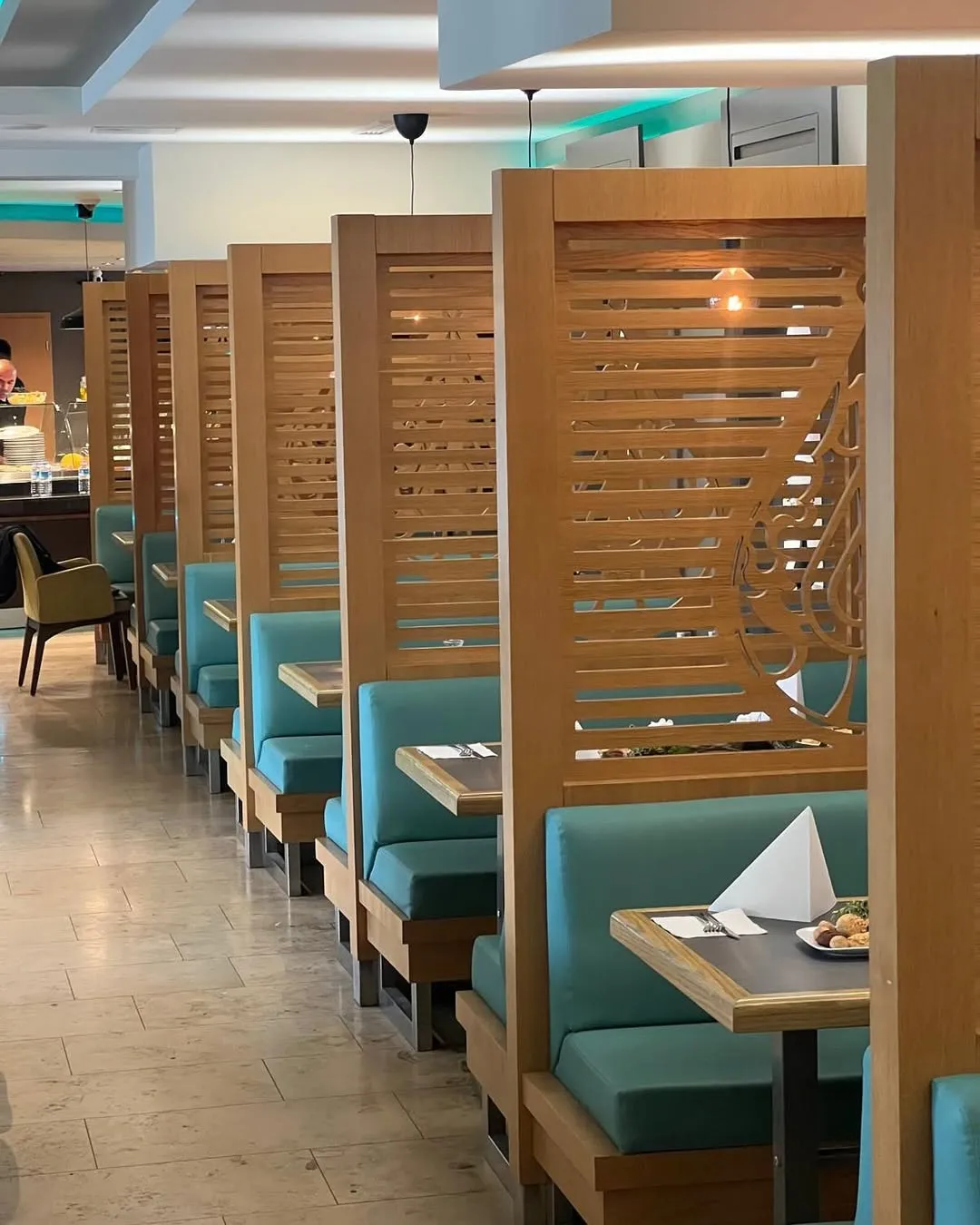 Booth-Reihe mit Tulpen-Trennwänden