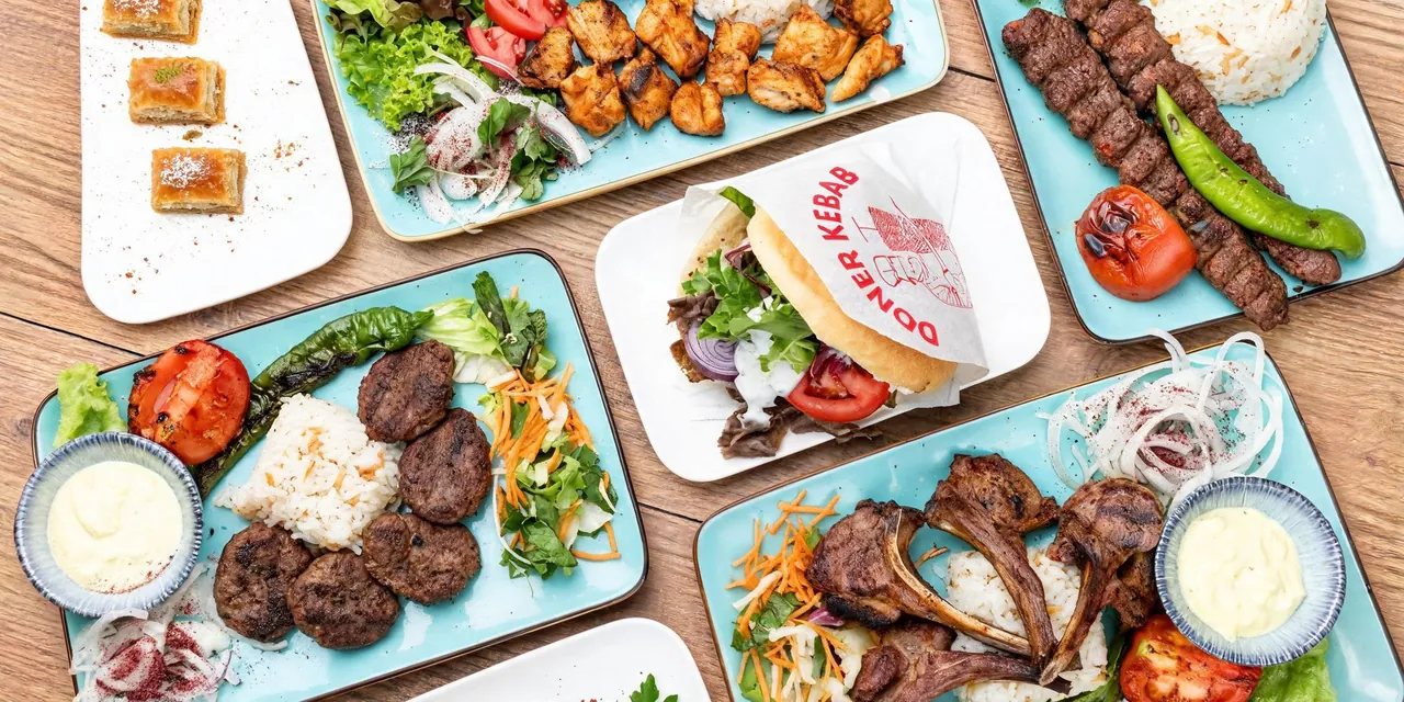 Türkische Gerichte: Adana Kebab, Tavuk Şiş, Izgara Köfte, Kuzu Pirzola, Döner Kebab und Baklava